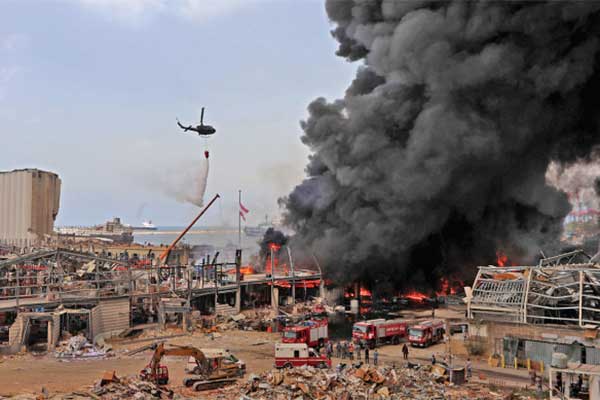 Petugas pemadam kebakaran memadamkan api di area pelabuhan Beirut