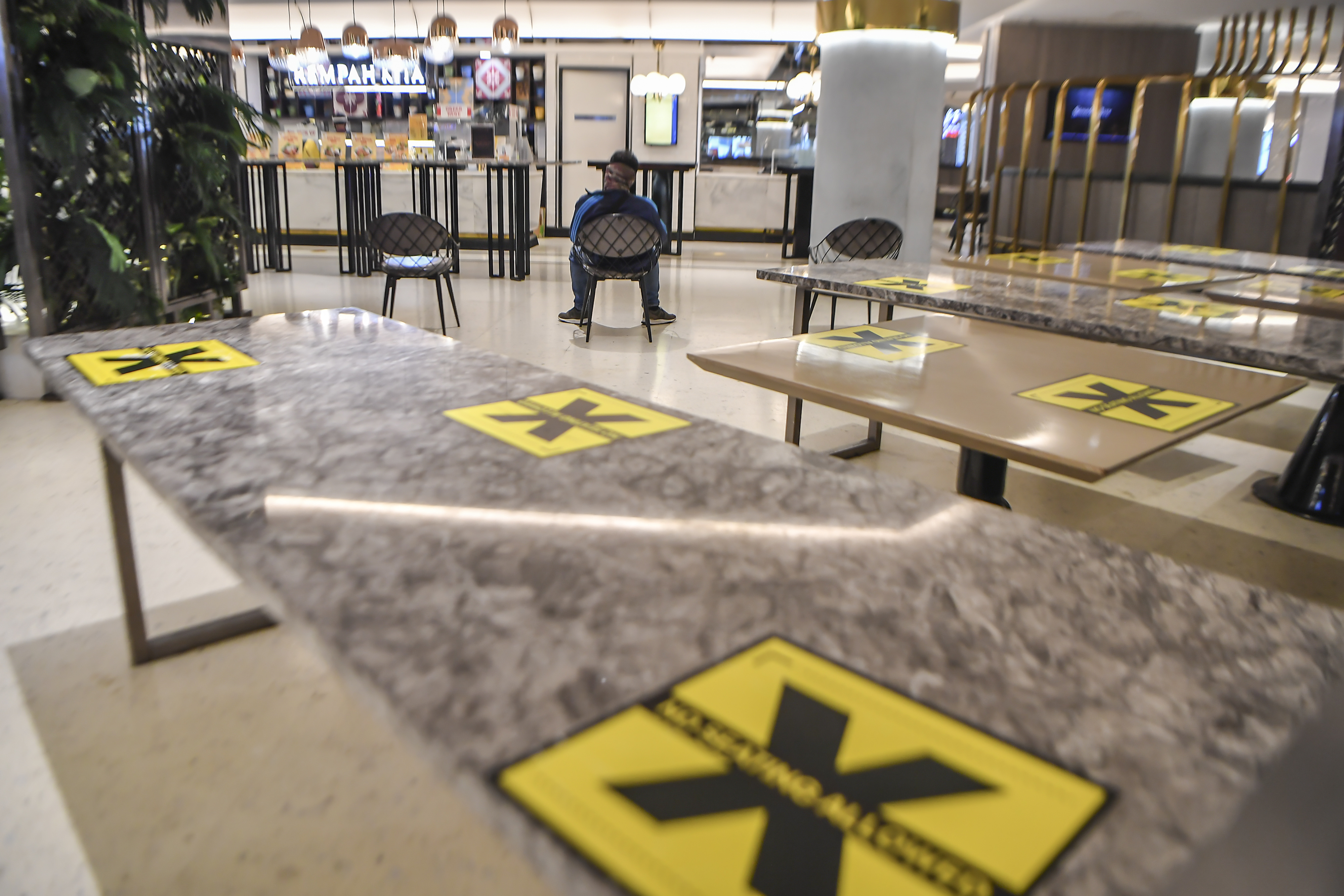 Restoran di Senayan City hanya melayani pesanan 'take away' karena pemberlakuan PSBB ketat jilid 2.