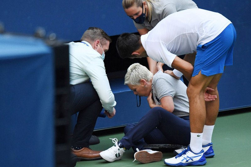 Petenis nomor satu dunia, Djokovic mengecek hakim garis usai memukul bola yang diarahkan ke ofisial pertandingan itu.