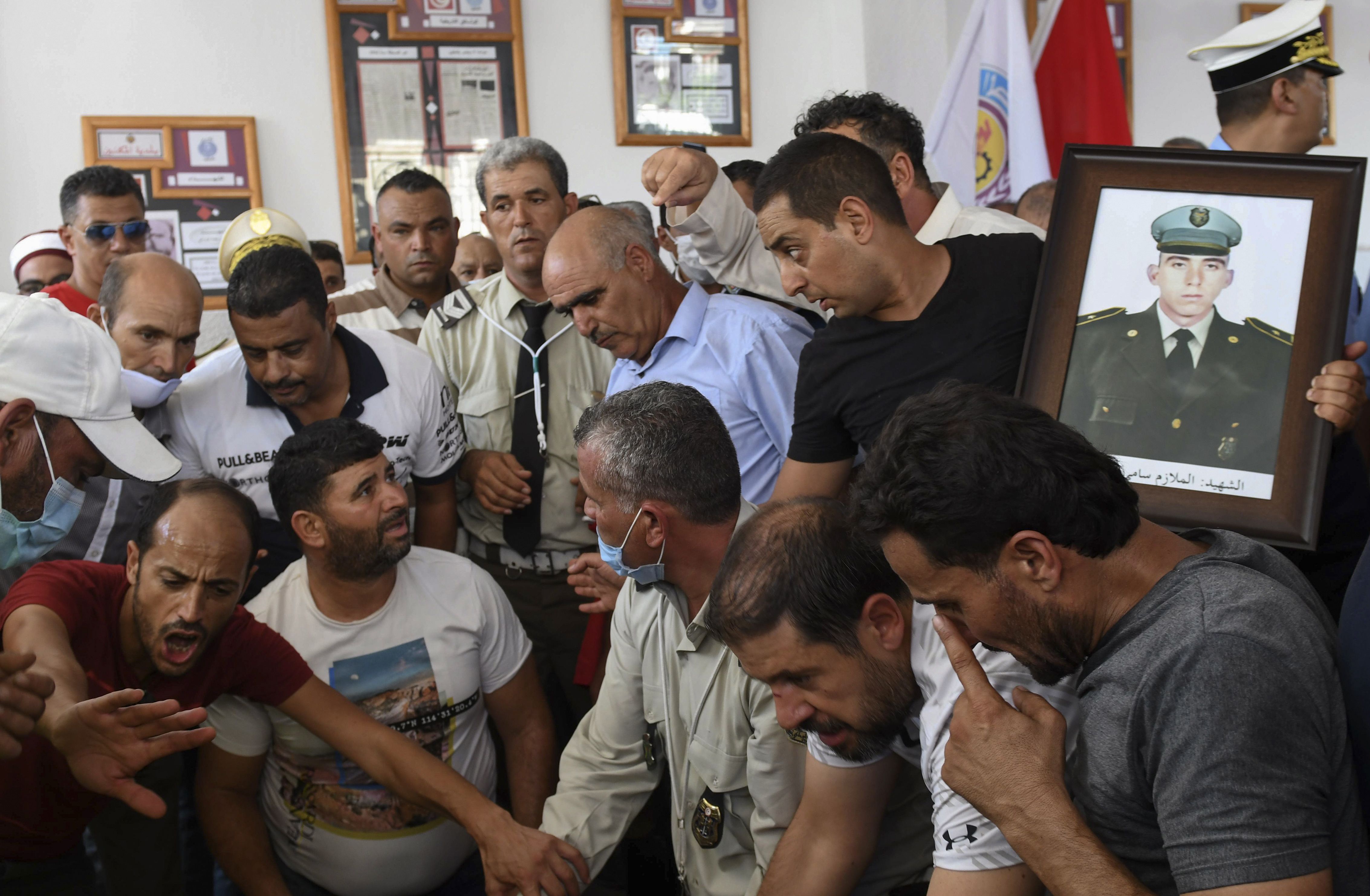 Anggota Garda Nasional Tunisia ambil bagian dalam upacara pemakaman rekan mereka yang tewas dalam penusukan yang diklaim oleh IS.