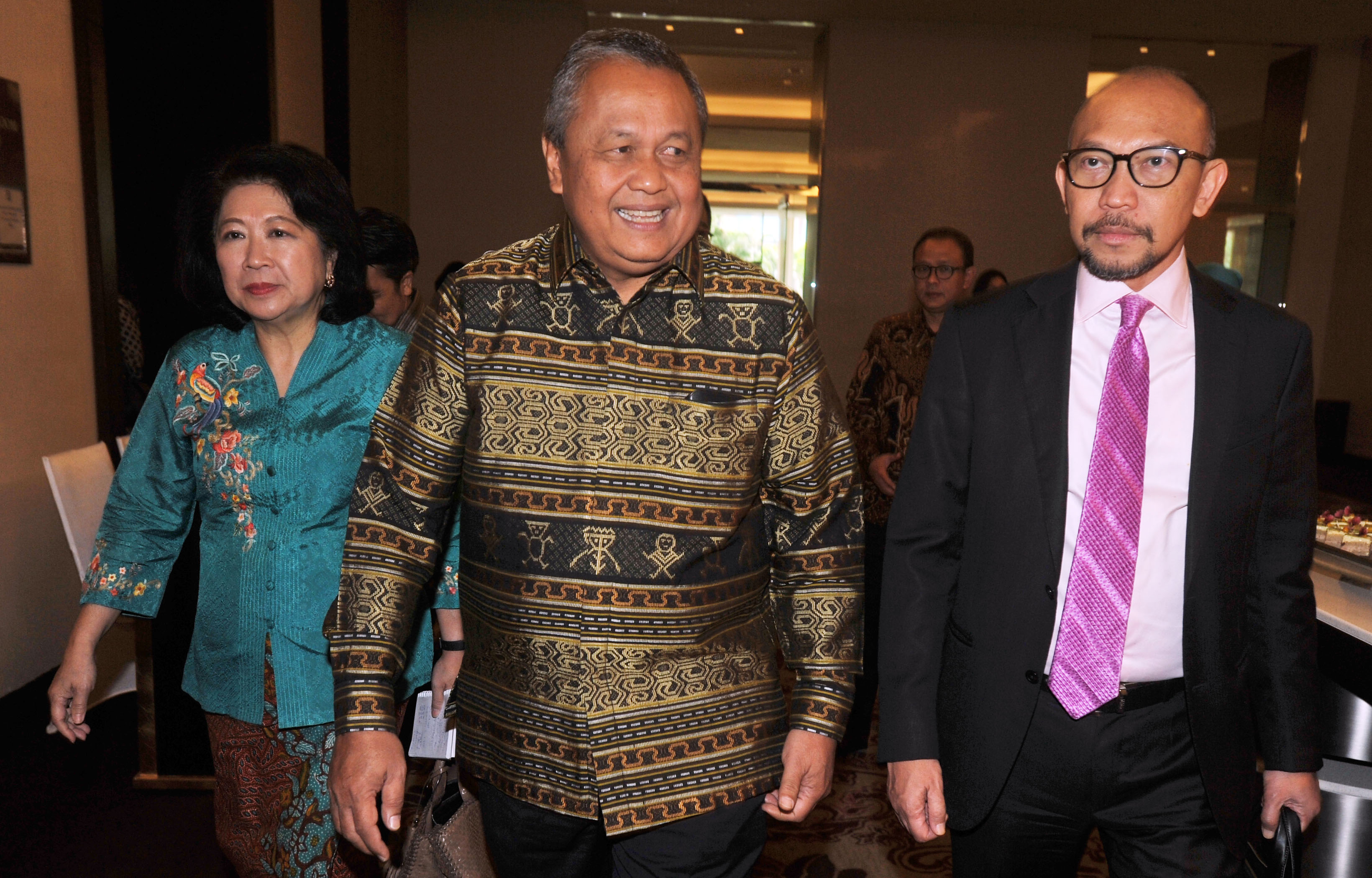 Ekonom senior Chatib Basri saat berjalan dengan Gubernur Bank Indonesia dan Marie Elka Pangestu.