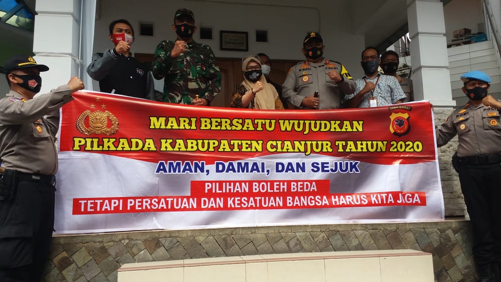 Dandim 0608/Cianjur Letkol Ricky Arinuryadi dan Kapolres Cianjur AKB Mochammad Rifai bersama Ketua KPU Cianjur Selly Nurdinah di kantor KPU.
