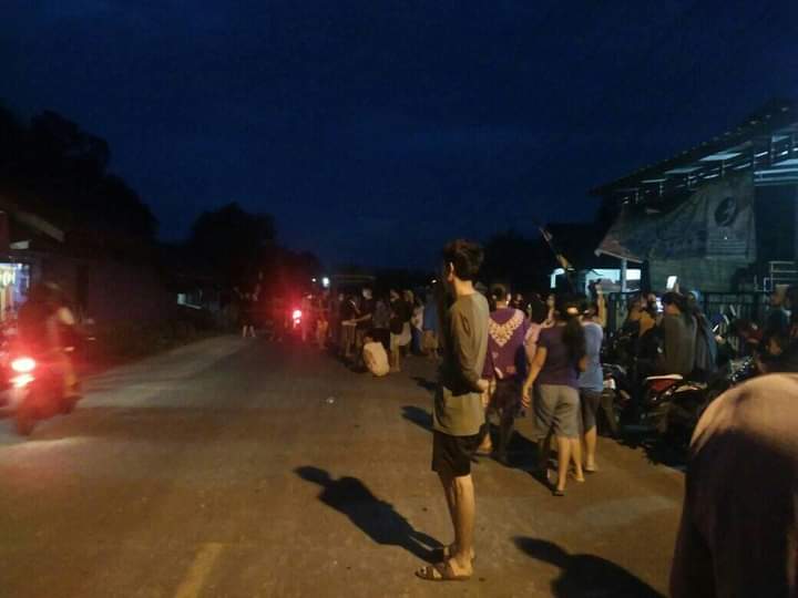 Suasana saat warga yang menghadang mobil pengakut batubara di di Desa Gunung Kembang, Merapi Timur, Lahat, Sumsel. 