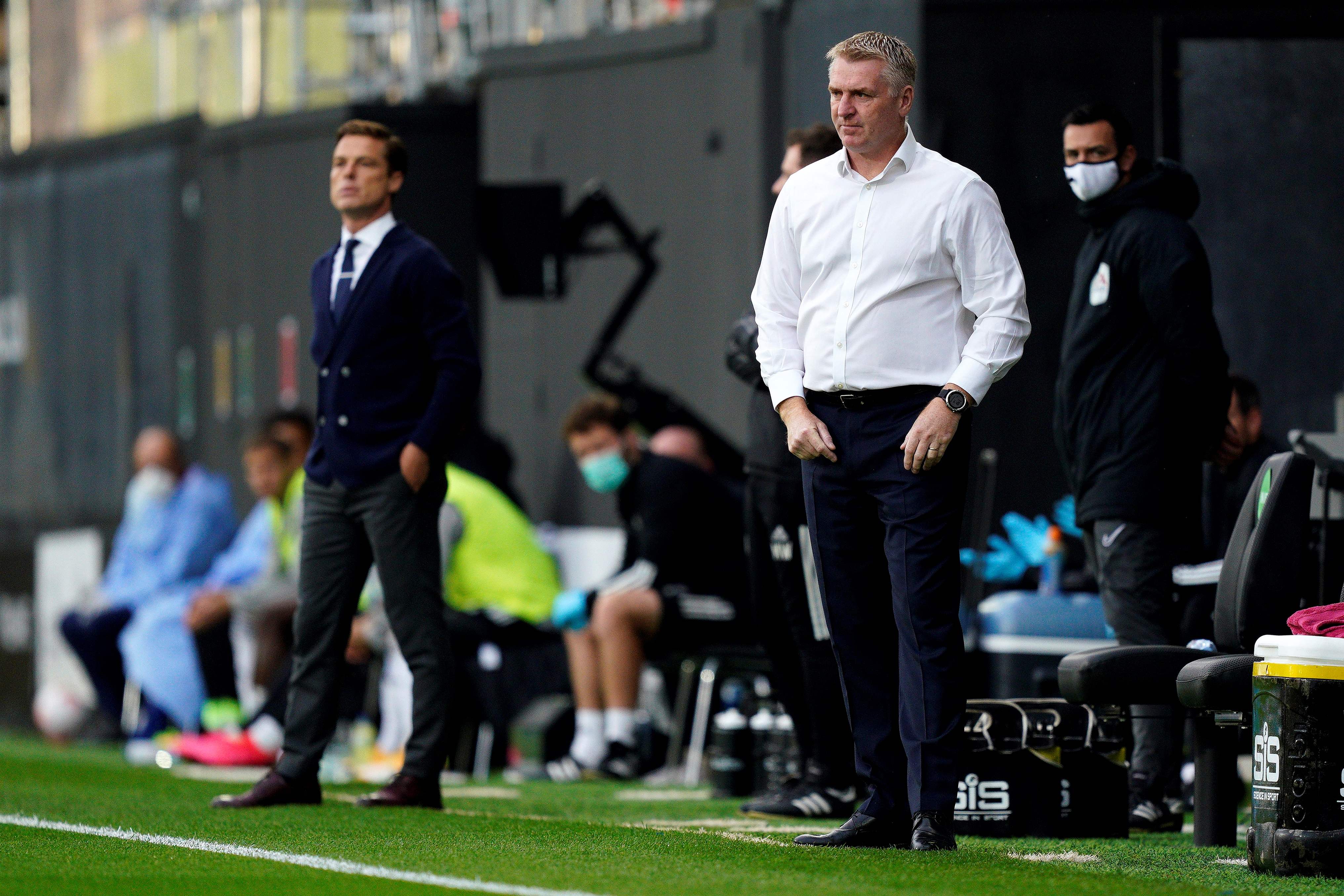 Pelatih Aston Villa Dean Smith (kanan).