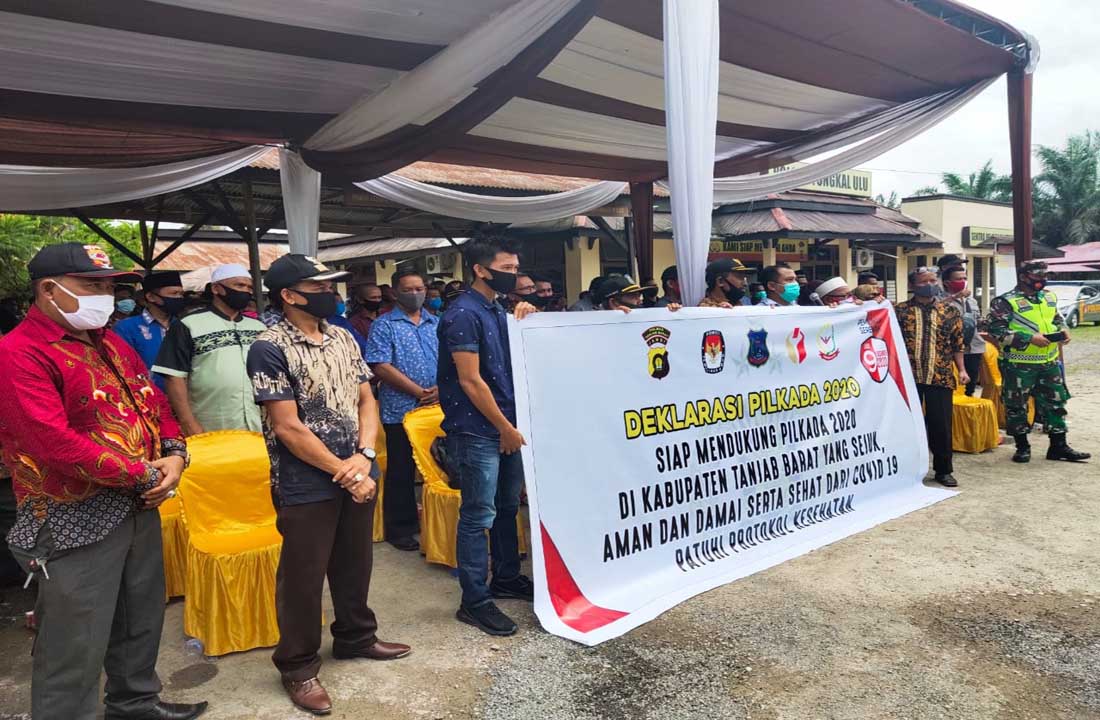 Tokoh masyarakat dan pendukung cakada untuk pilkada serentak mendeklarasikan taat protokol kesehatan.