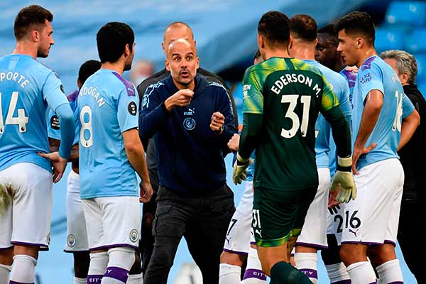 Para pesepak bola Manchester City sedang mendapatkan arahan dari pelatih Pep Guardiola