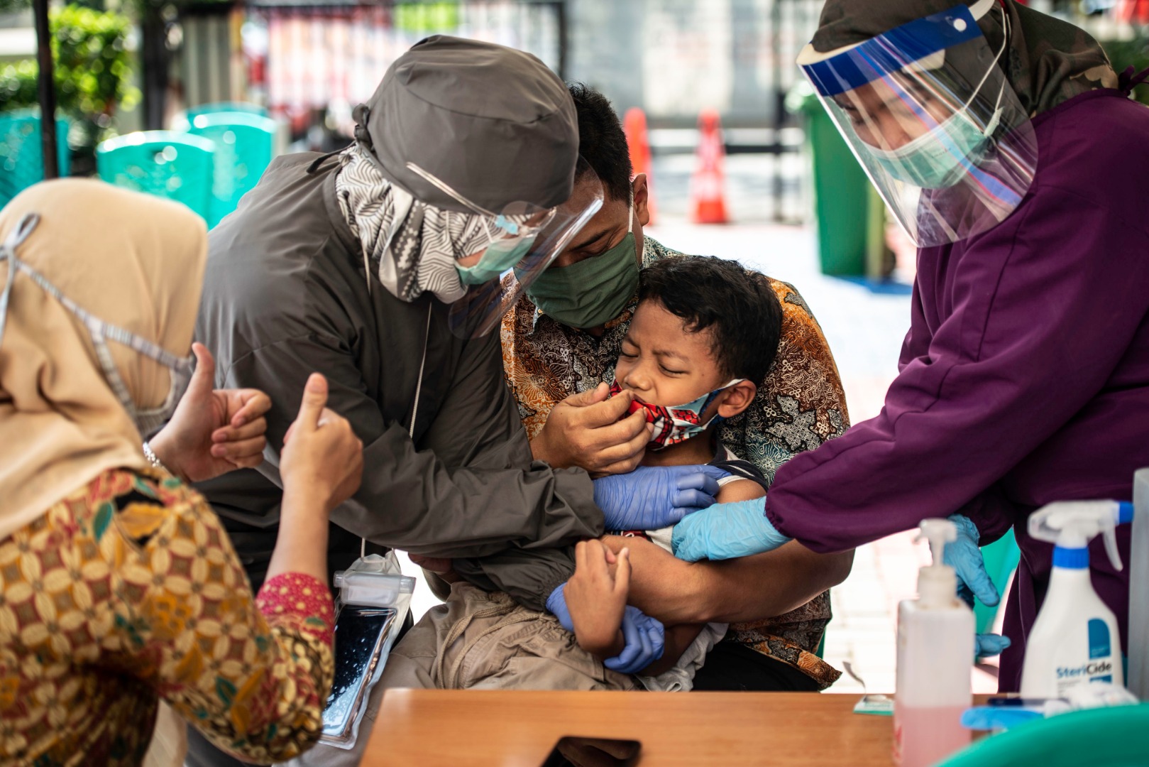 okter dari Puskesmas Kecamatan Tebet (kanan) menyuntikan vaksin Measles Rubella (MR) kepada pelajar SDN Tebet Timur 15 Pagi (tengah).