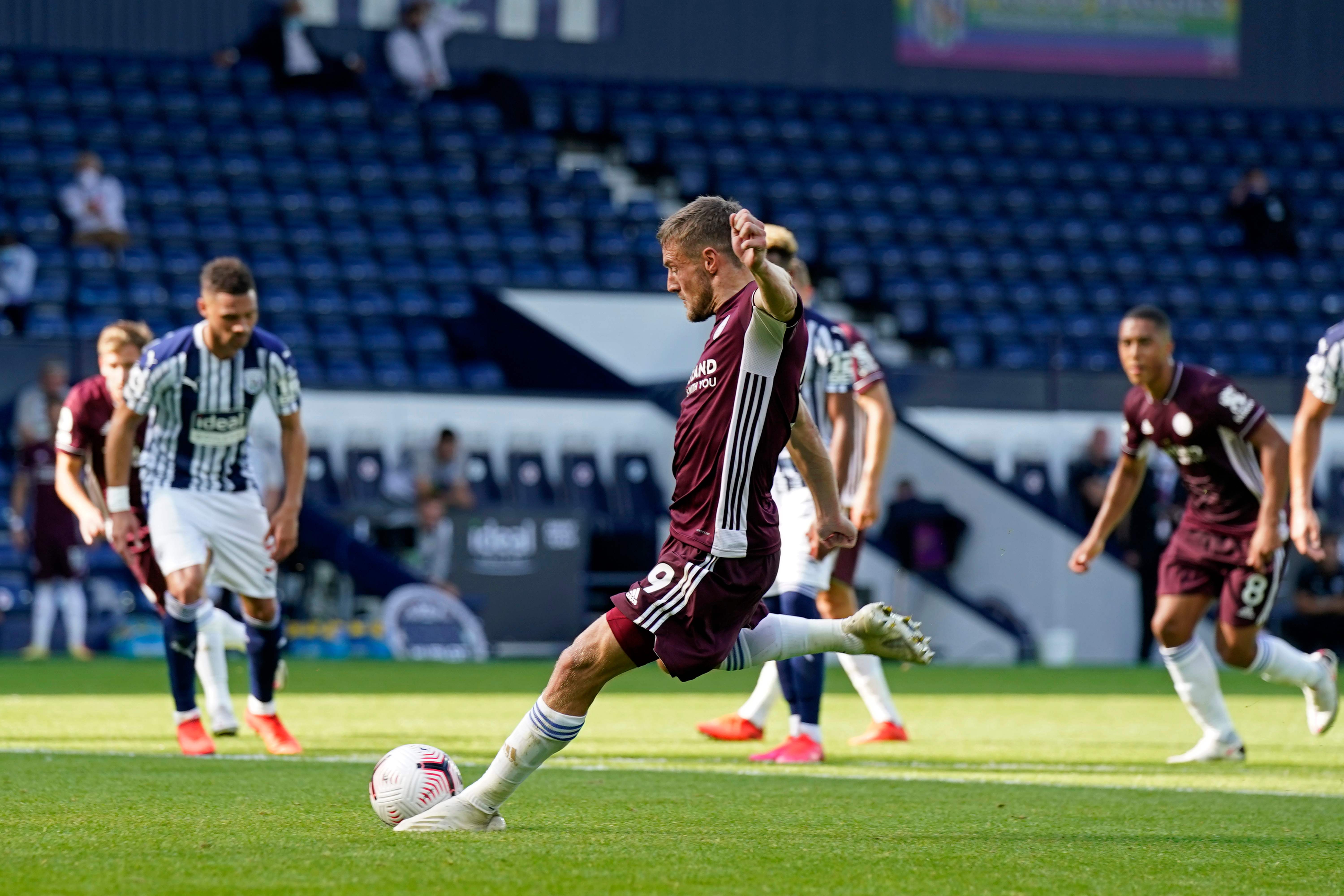 Penyerang Leicester City Jamie Vardy mencetak gol dari titik penalti ke gawang West Bromwich Albion di laga Liga Primer Inggris.