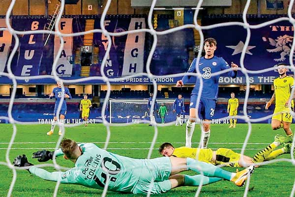 Gelandang Chelsea Kai Havertz (ketiga dari kanan) mencetak gol saat timnya menjamu Barnsley 