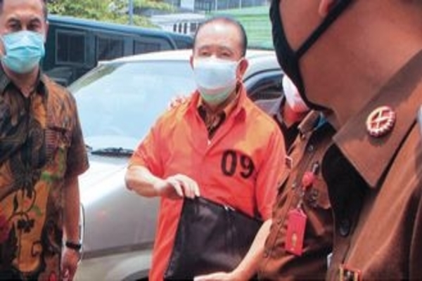 Tersangka kasus surat jalan palsu Joko Tjandra (tengah) saat pelimpahan tahap II, di Kantor Kejaksaan Negeri Jakarta Timur, kemarin.