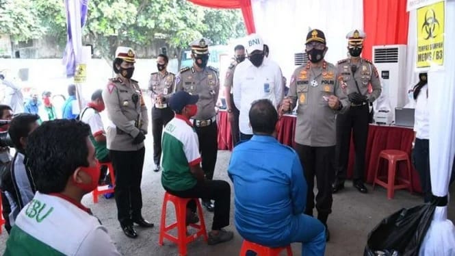 Sejumlah sopir dan kernet bus mendapat bantuan sosial dan rapid test gratis dari Korlantas Polri.