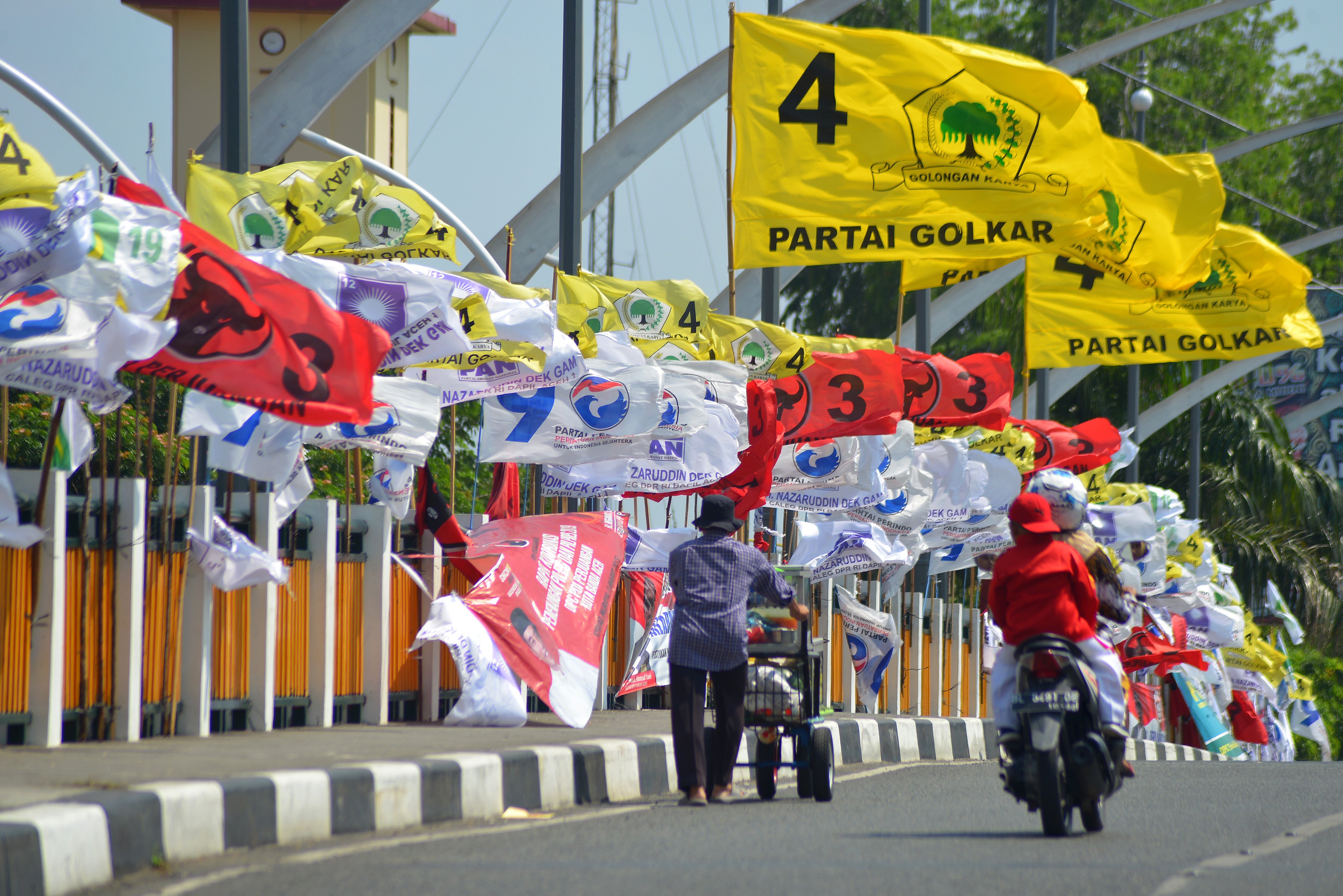 Bendera sejumlah partai politik