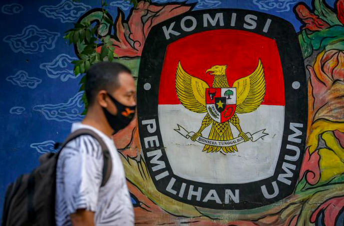  Warga melintasi mural bertema pemilihan umum di Kota Tangerang, Banten, Kamis (7/5/2020).