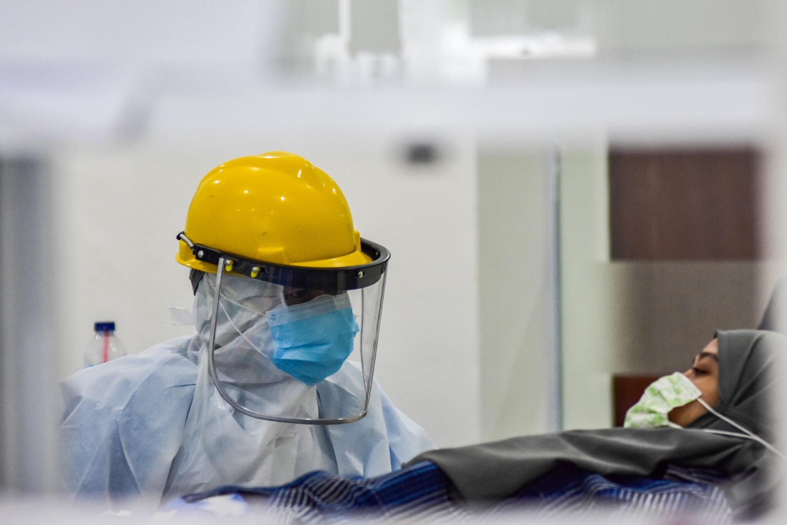 Tenaga kesehatan khusus menangani pasien covid-19