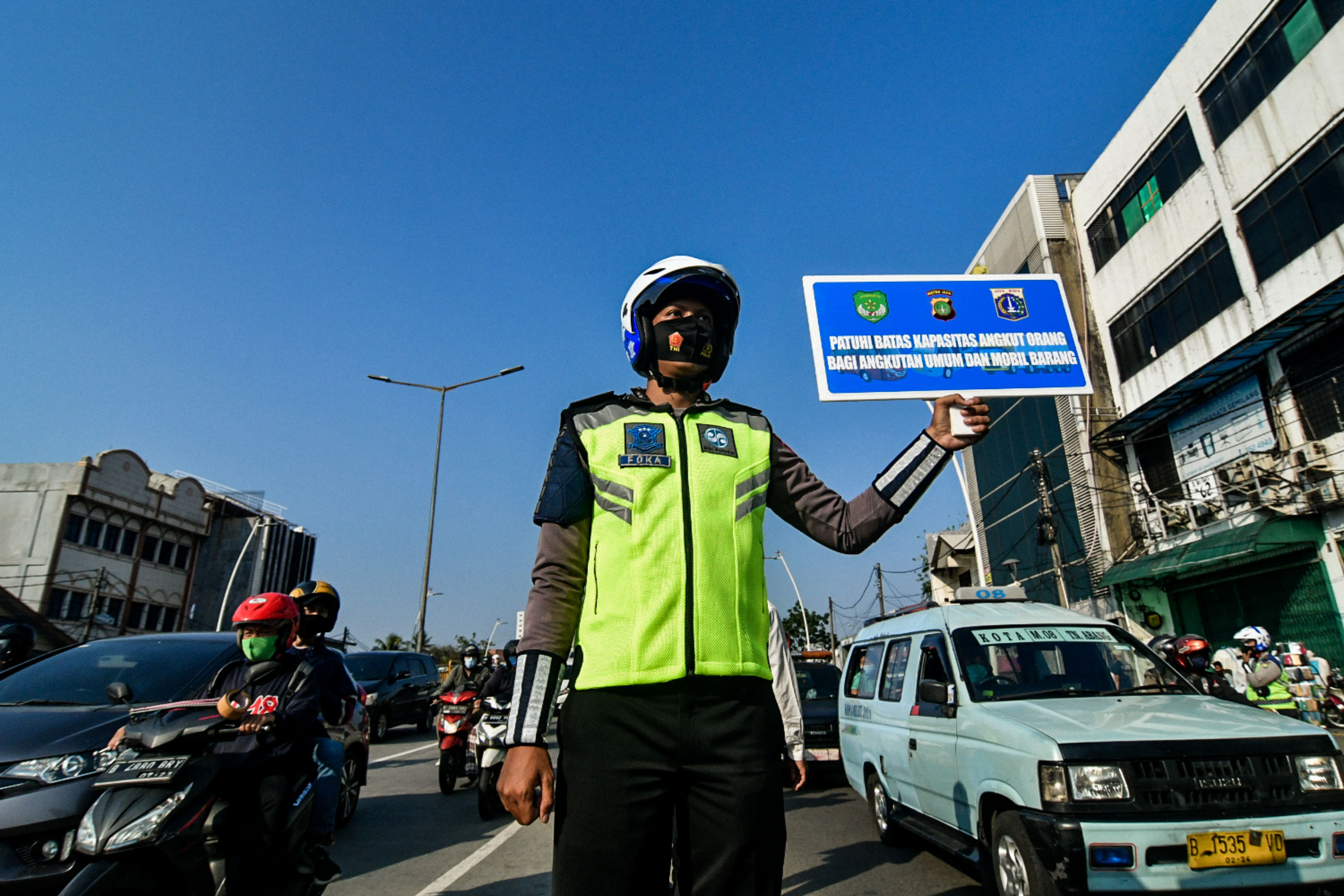Petugas gabungan menggelar operasi yustisi di kawasan Tanah Abang, Jakarta. 