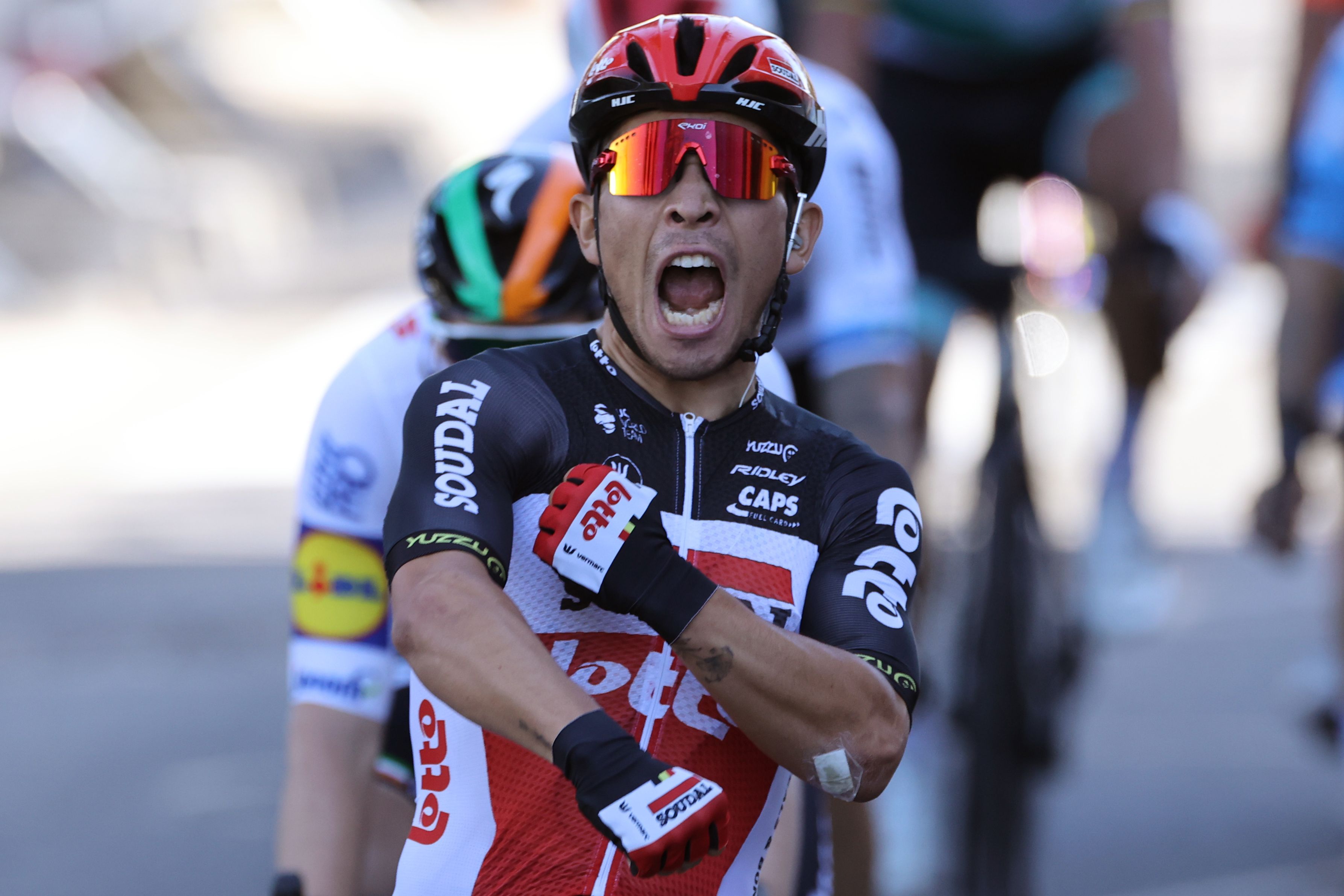 Caleb Ewan melakukan selebrasi usai melewati garis finis di etape ketiga Tour de France.