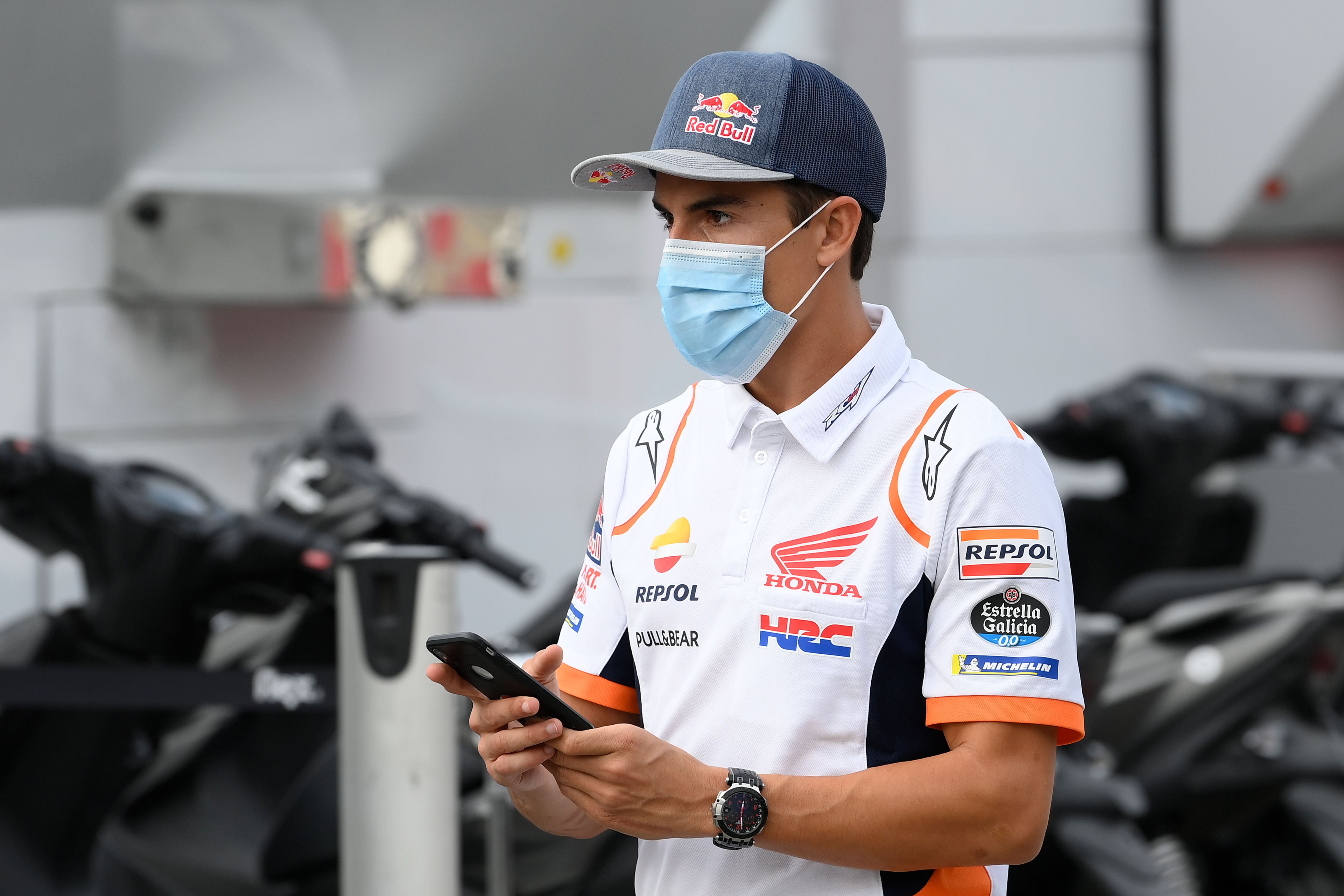 Marc Marquez saat mengunjungi paddock tim Repsol Honda menjelang GP Catalunya.