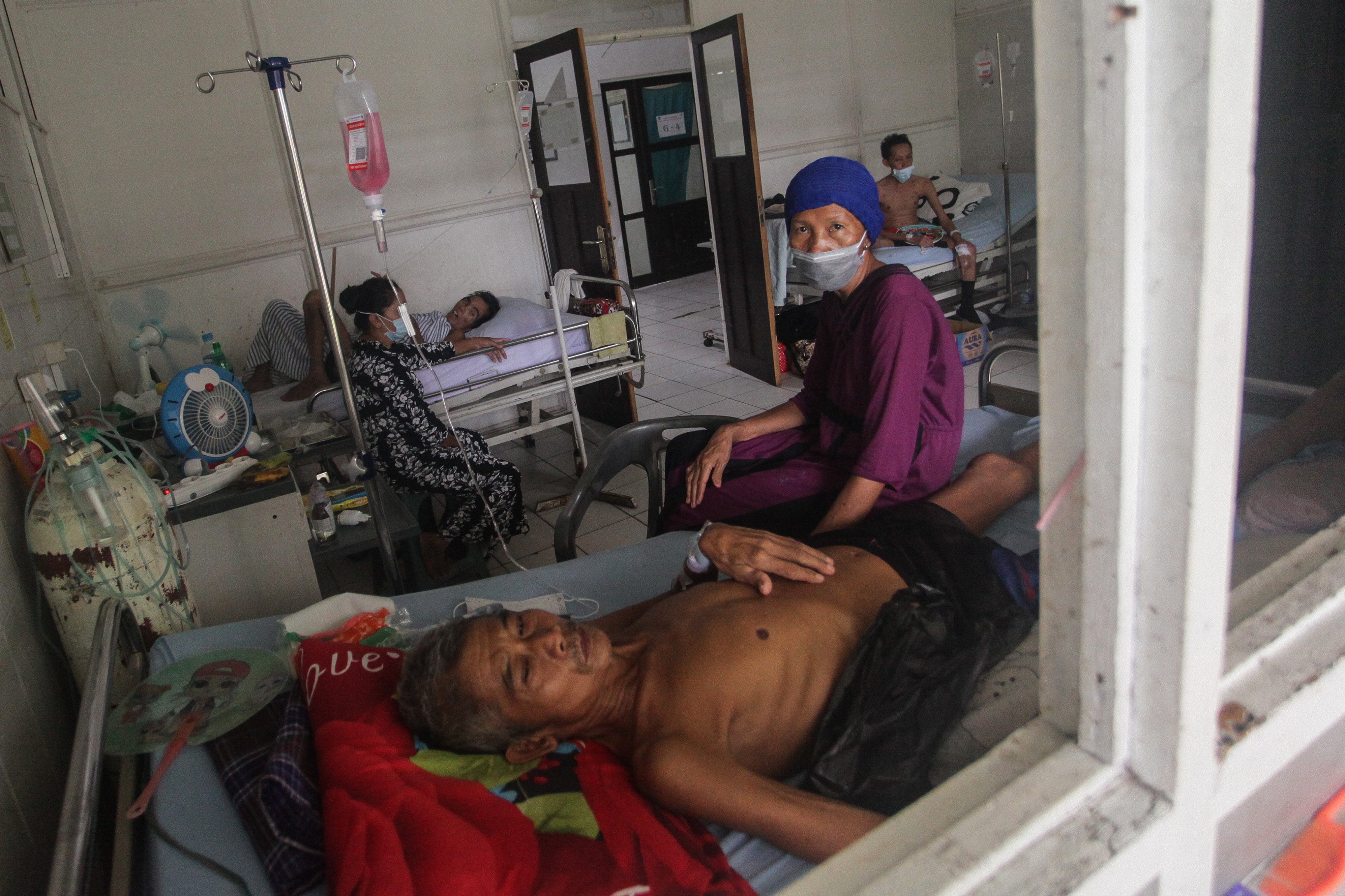 Sejumlah pasien Tuberkulosis (TBC) yang sedang dirawat di RSUD Doris Sylvanus, Palangkaraya, Kalimantan Tengah, Jumat (13/3/2020). 