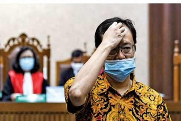 Terdakwa Dirut PT Hanson Internasional Tbk Benny Tjokrosaputro berjalan saat sidang lanjutan kasus korupsi PT Asuransi Jiwasraya, kemarin