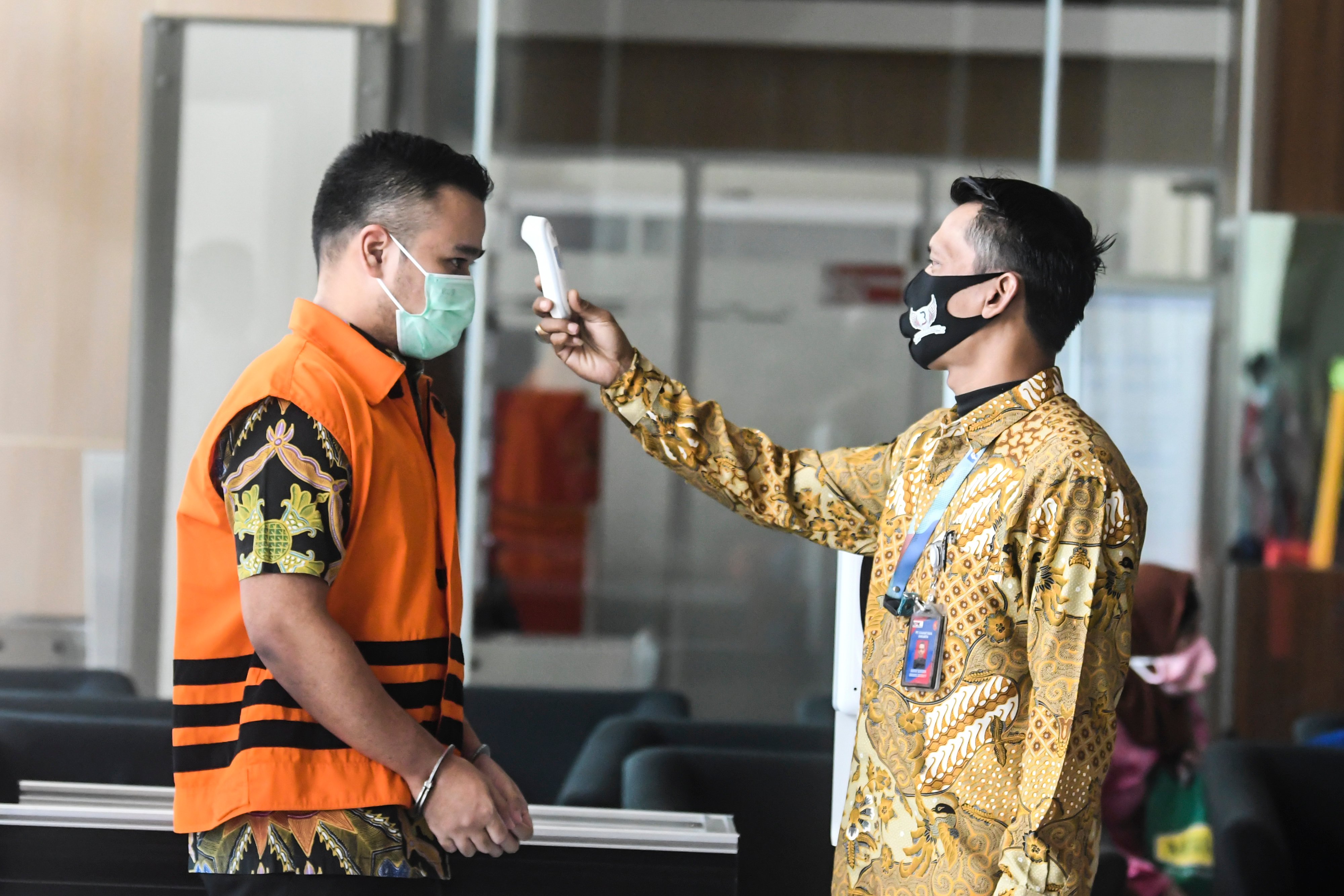 Pemeriksaan suhu tubuh sebelum memasuki area Gedung KPK