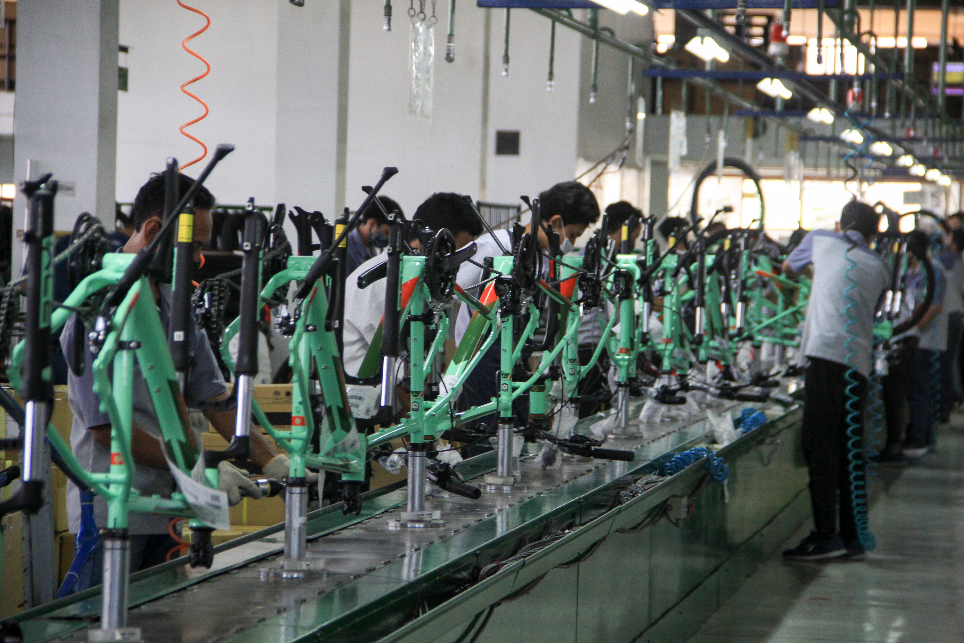 Aktivitas produksi pabrik sepeda di wilayah Sidoarjo, Jawa Timur.