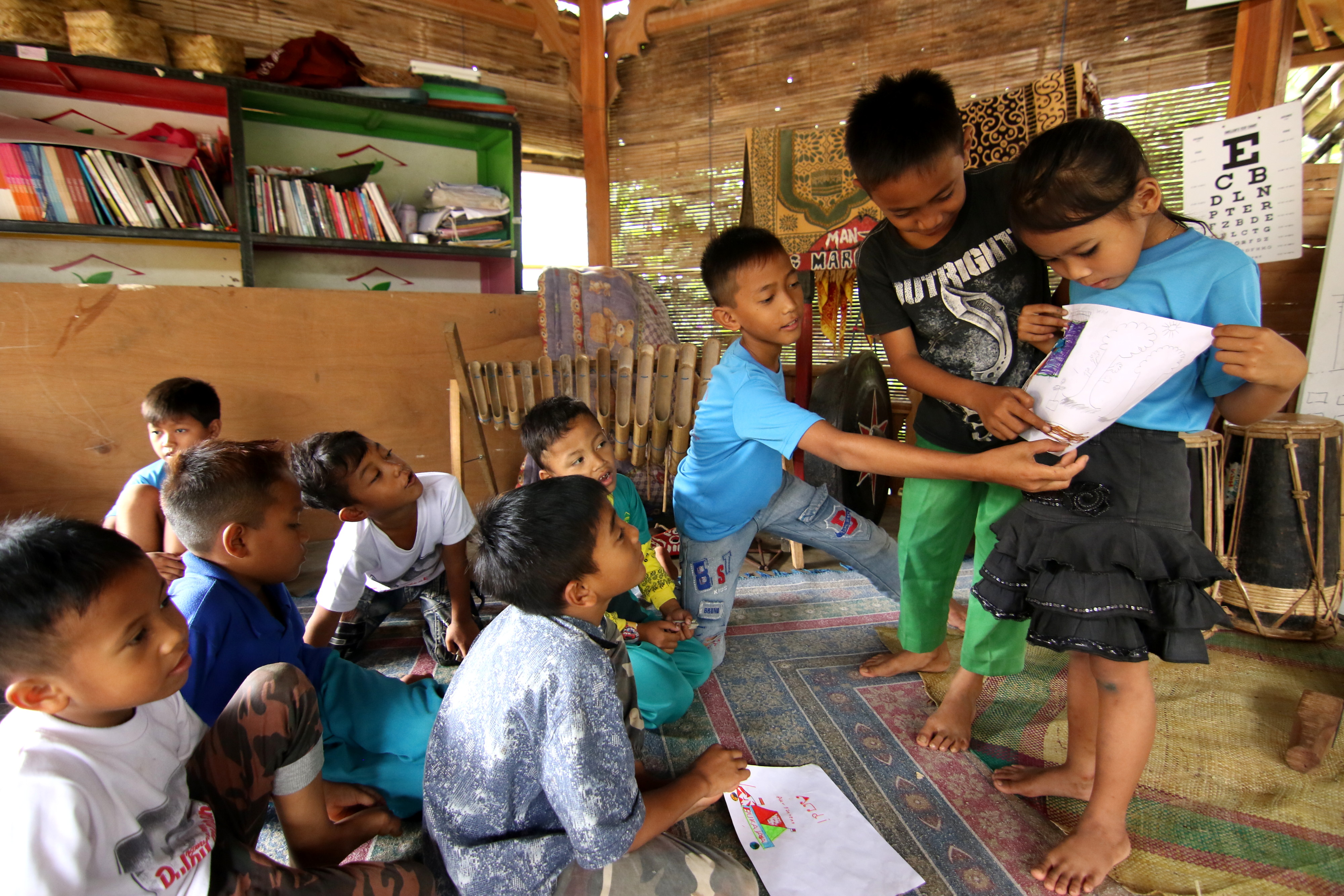 Anak-anak mempresentasikan hasil karyanya saat belajar di Kampoeng Baca Taman Rimba (Batara) Papring, Kalipuro Banyuwangi, Minggu (1/3).