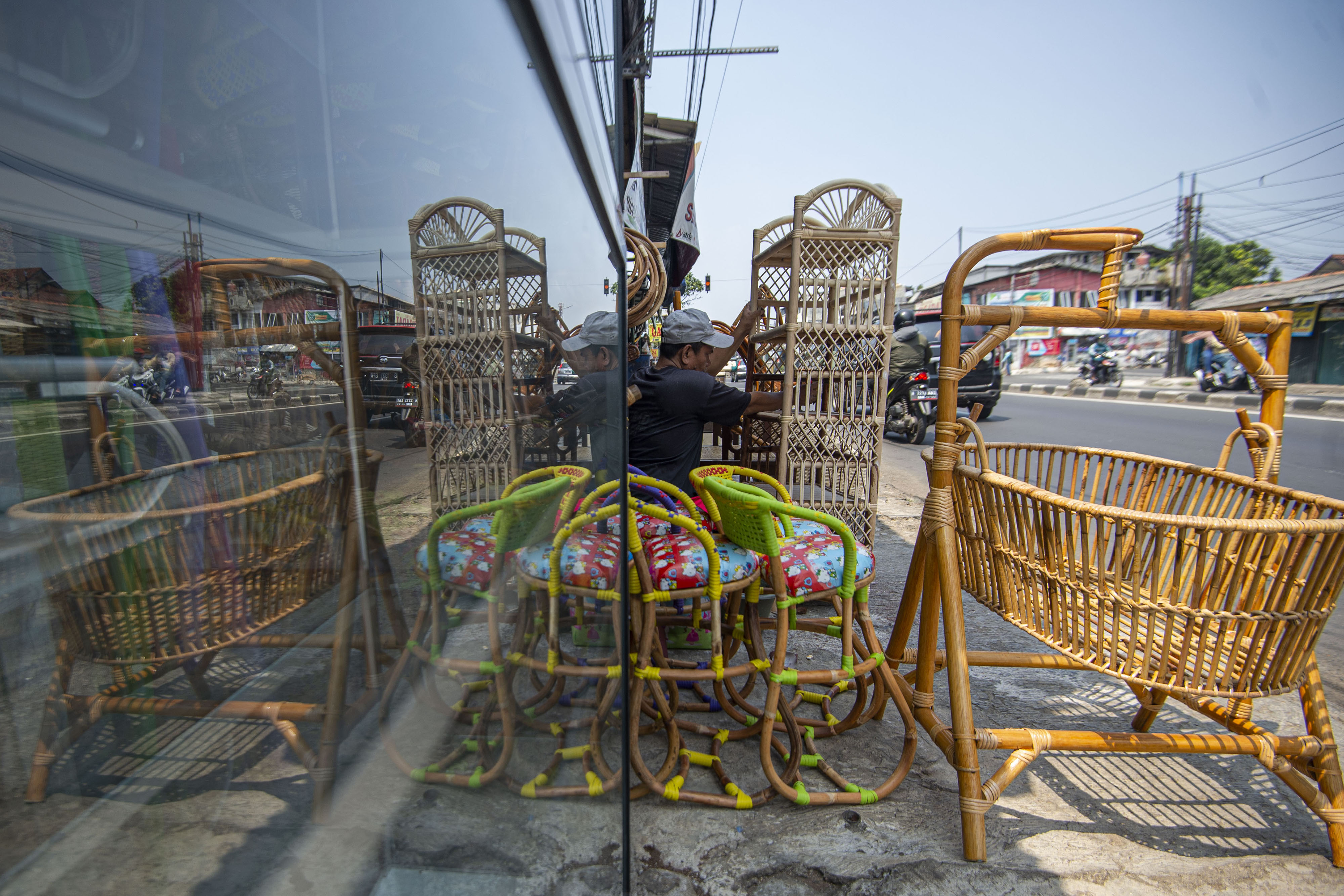 Perajin menyelesaikan perabot berbahan rotan di Pasar Minggu, Jakarta.