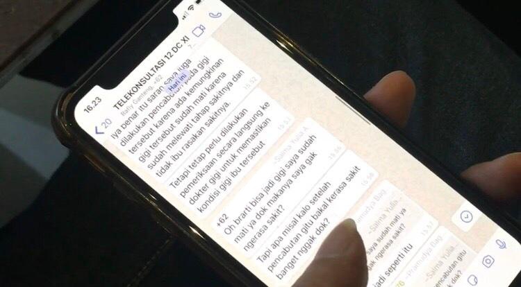 Konsultasi daring melalui WhatsApp group.