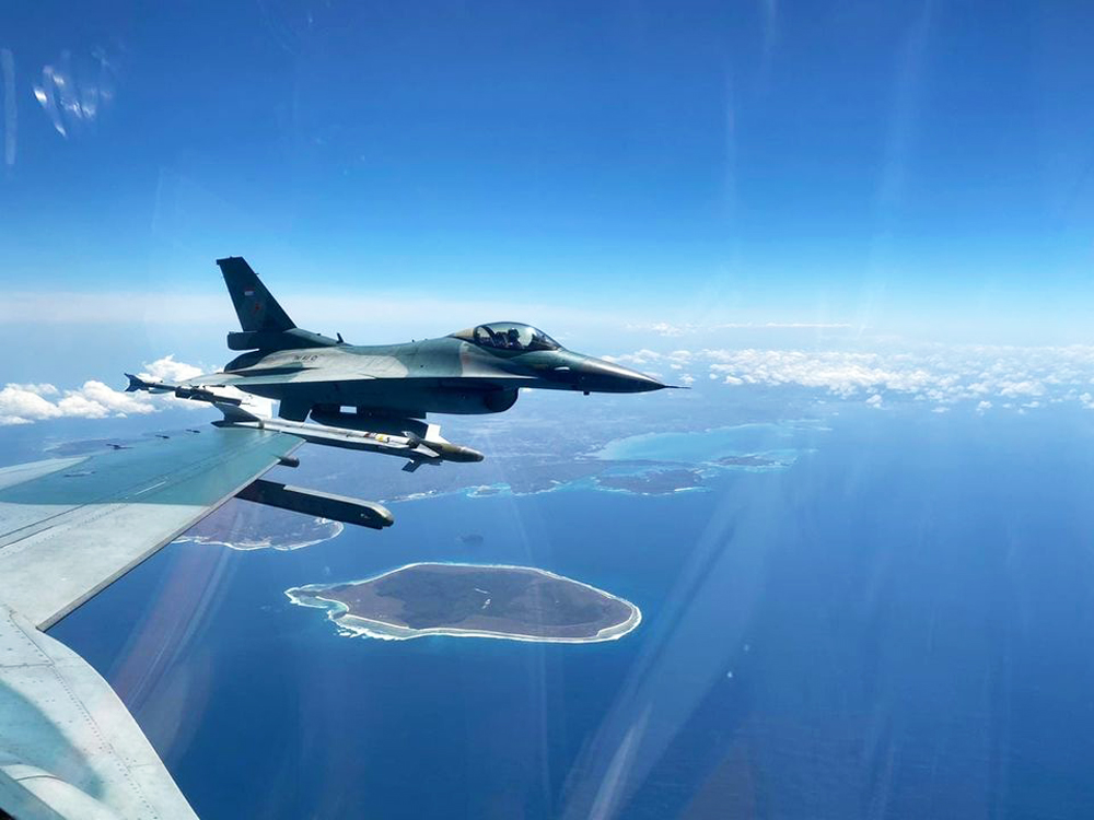  Jet Tempur F-16 melintas di atas Pulau Ndana, Kabupaten Rote Ndao, Nusa Tenggara Timur dalam kegiatan patroli udara.