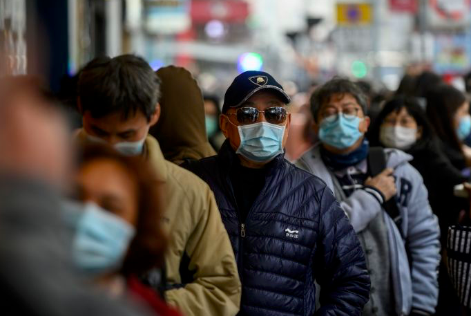 Warga Hong Kong mengantre untuk mendapatkan masker