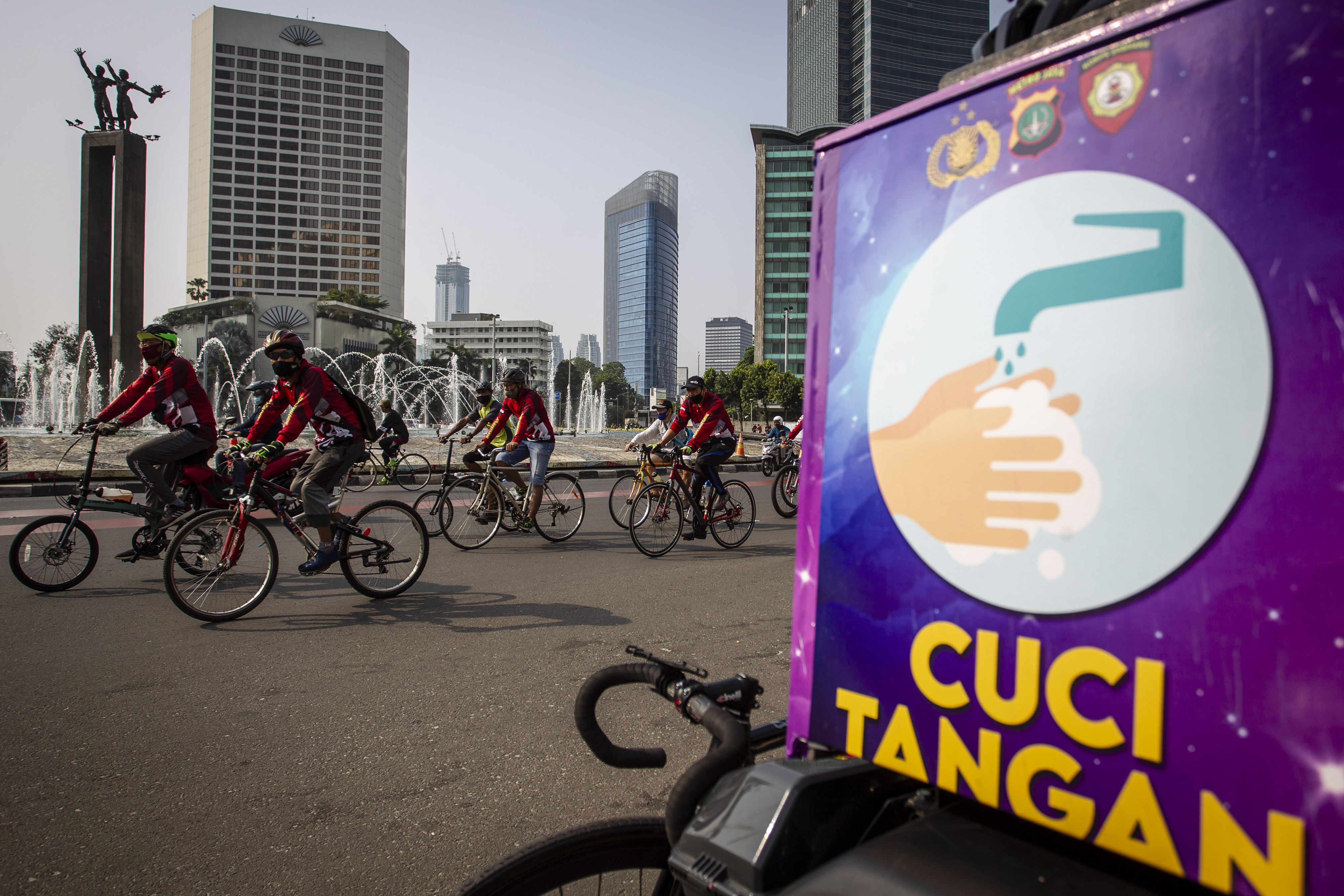 Pesepeda melintas di Bundaran HI sebelum pemberlakukan PSBB di Jakarta