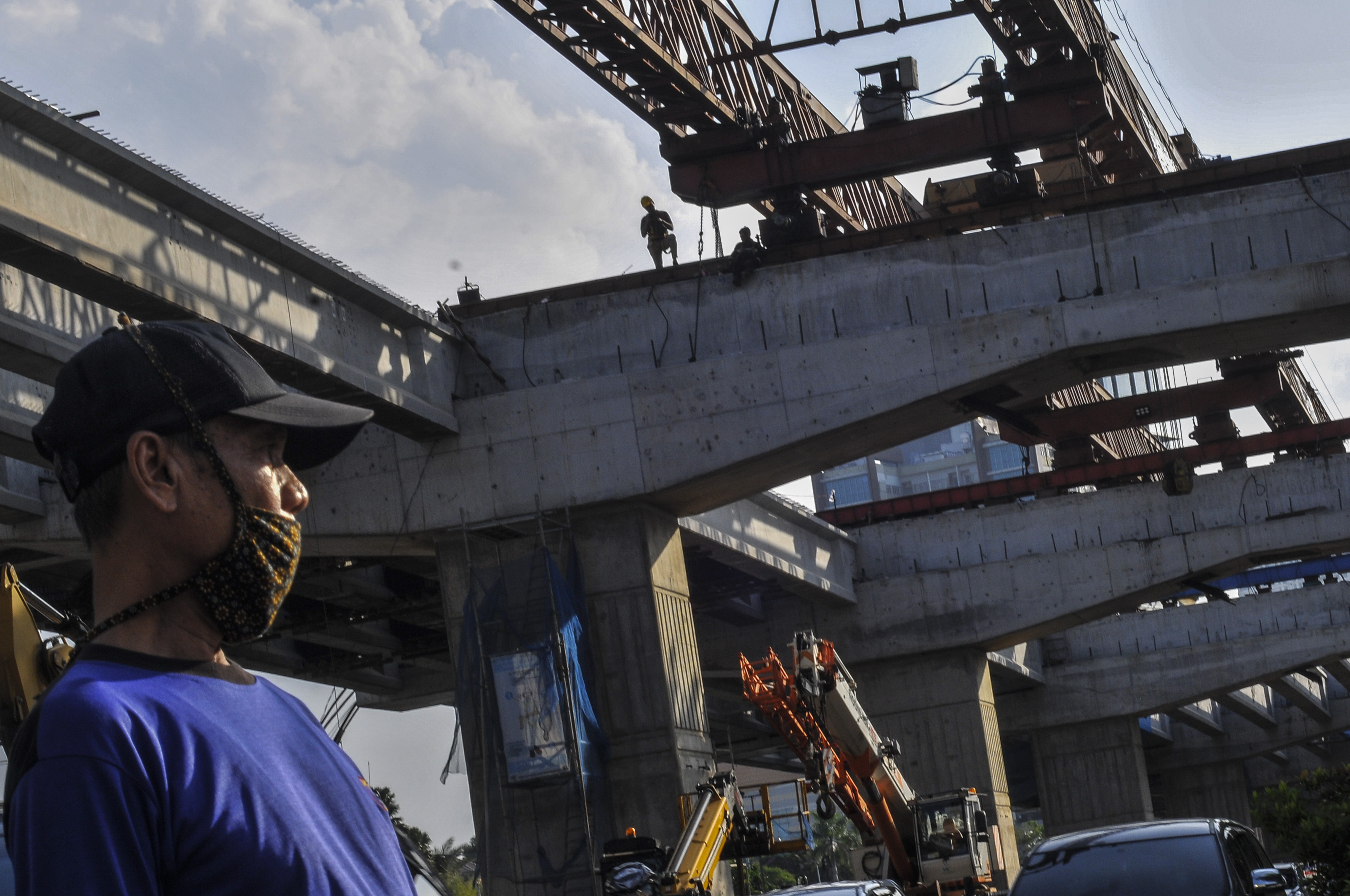 Sejumlah pekerja menyelesaikan pembangunan proyek tol Becakayu (Bekasi, Cawang, Kampung Melayu) seksi II A di Kalimalang, Bekasi, Jawa Barat