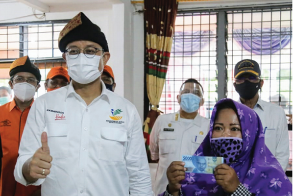 Menteri Sosial Juliari P Batubara menyaksikan penyaluran Bantuan Sosial Tunai di Kantor Pos Kota Ranai, Kabupaten Natuna, Selasa (22/09). 