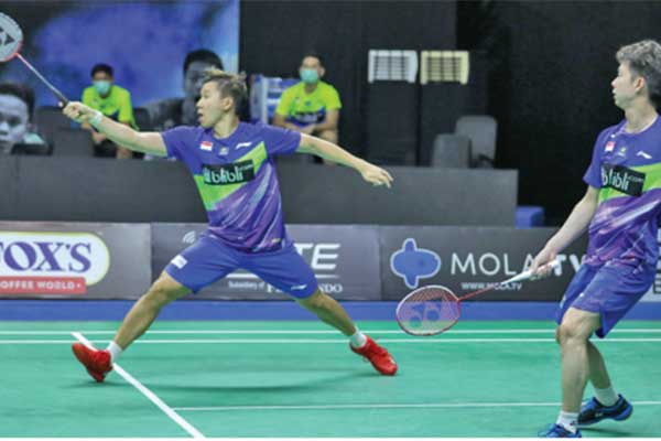 Marcus Fernaldi Gideon (kiri) mengembalikan bola ke arah lawan ketika tampil bersama Kevin Sanjaya Sukamuljo (kanan) dalam simulasi Piala Th