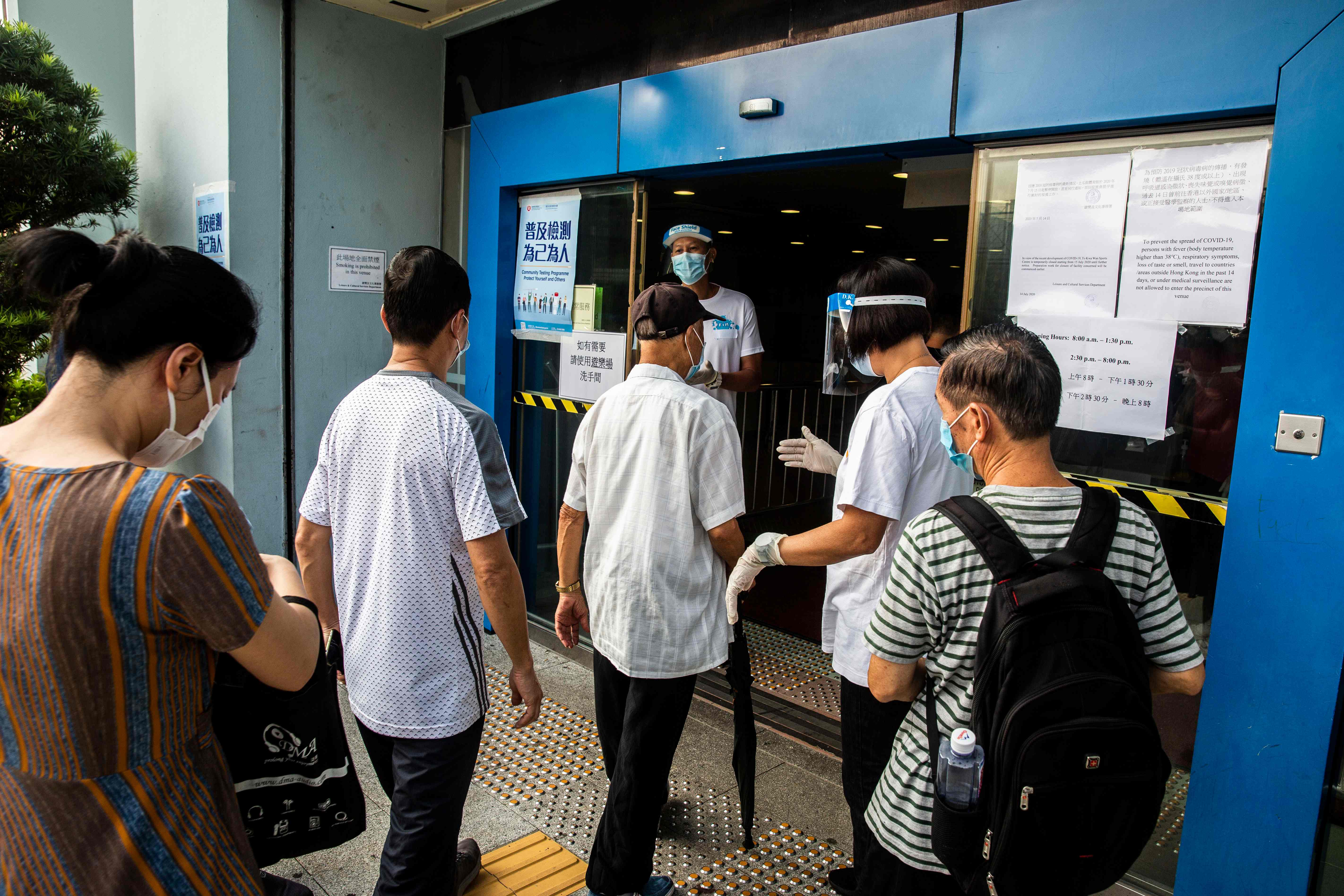 Warga mengantre di tempat pengujian covid-19 di Hong Kong.