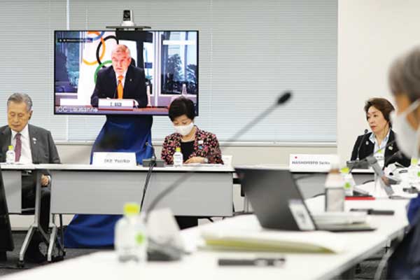 Presiden Komite Olimpiade Internasional (IOC) Thomas Bach (dalam layar televisi), berbicara  terkait penyelenggaraan Olimpiade 2020