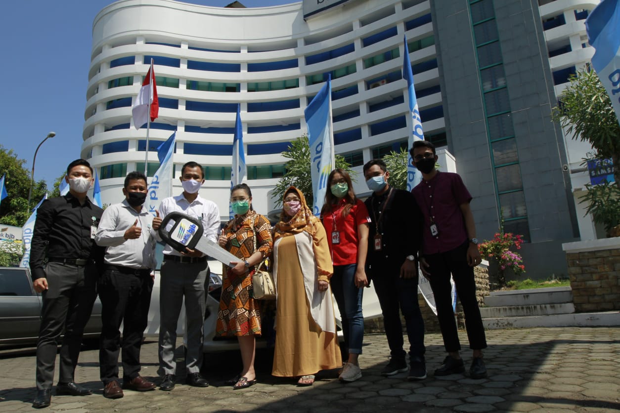 Bank BJB bekerja sama dengan Telkomsel membagi-bagikan hadiah kepada para nasabah melalui program Racing Poin SMS Banking Telkomsel.