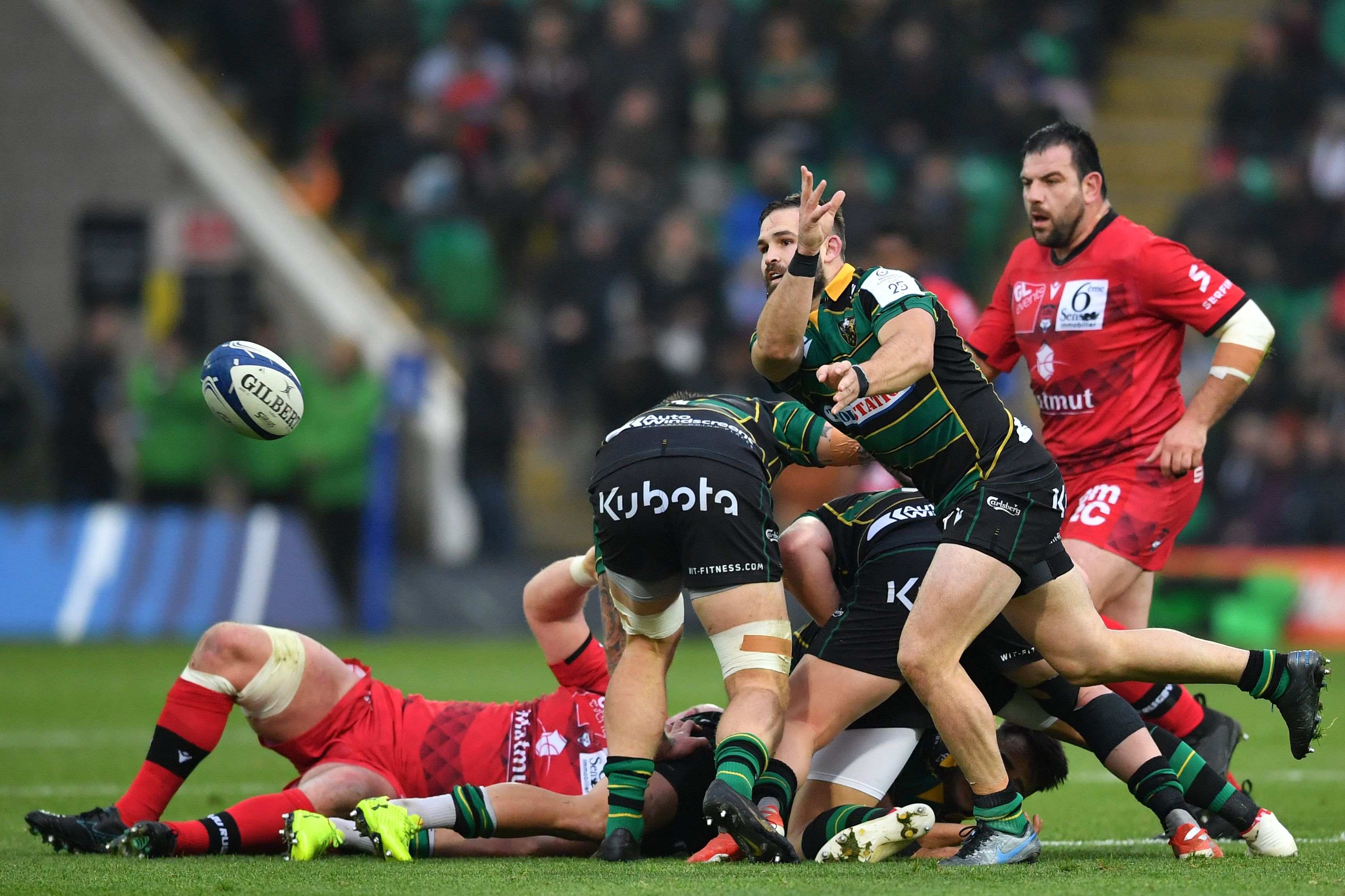 Cobus Reinach dari Northampton Saints' South African mengoper bola saat European Rugby Champions Cup Pool 1