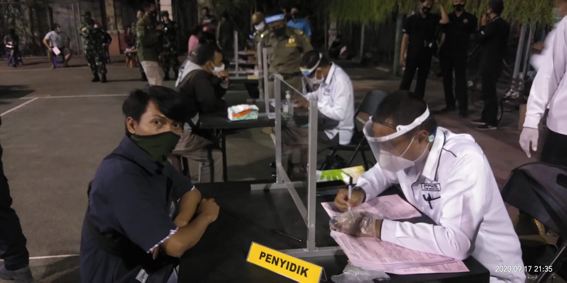 Pelanggar prokes di Sidoarjo jalani sidang di tempat. 