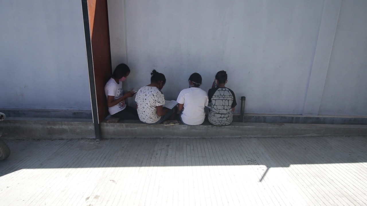 Sejumlah pelajar di Nagekeo terpaksa duduk di pinggir jalan, di samping kantor koperasi agar mendapatkan wifi demi bisa belajar.