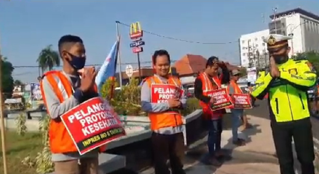 Penindakan pelanggar prokes di Sidoarjo. 