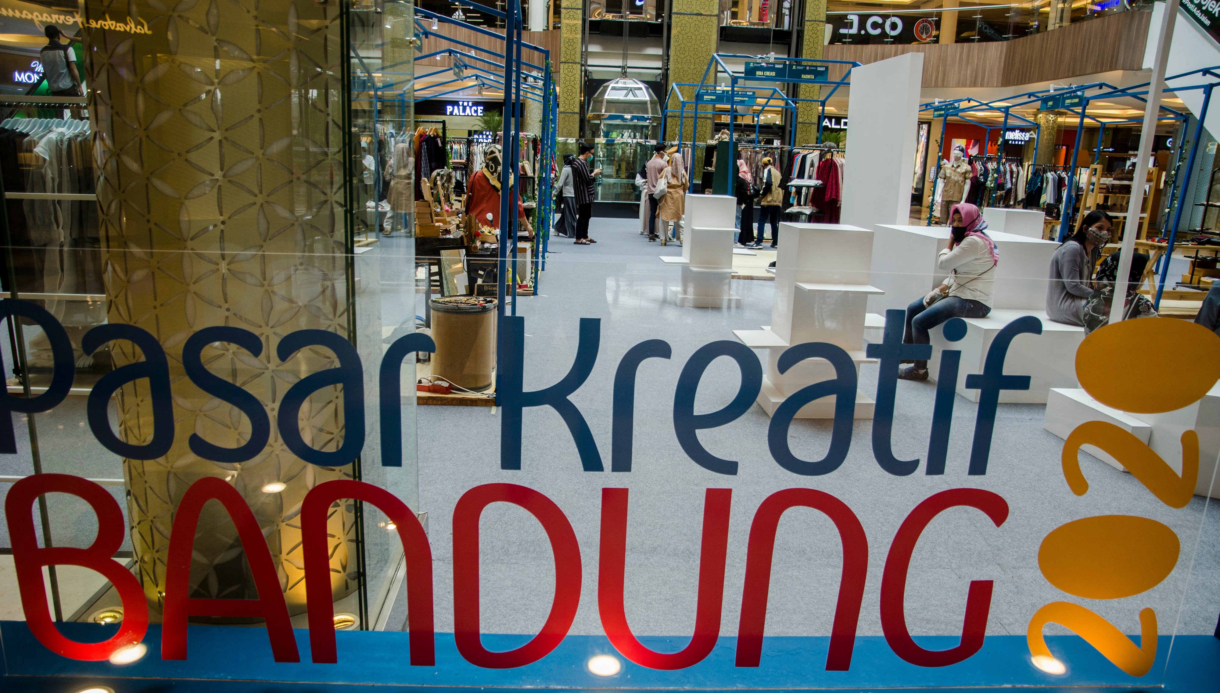 Pengunjung melihat sejumlah produk UMKM Kota Bandung yang dijual di Pasar Kreatif Bandung 2020 di Trans Studio Mall, Bandung, Jumat (11/9).