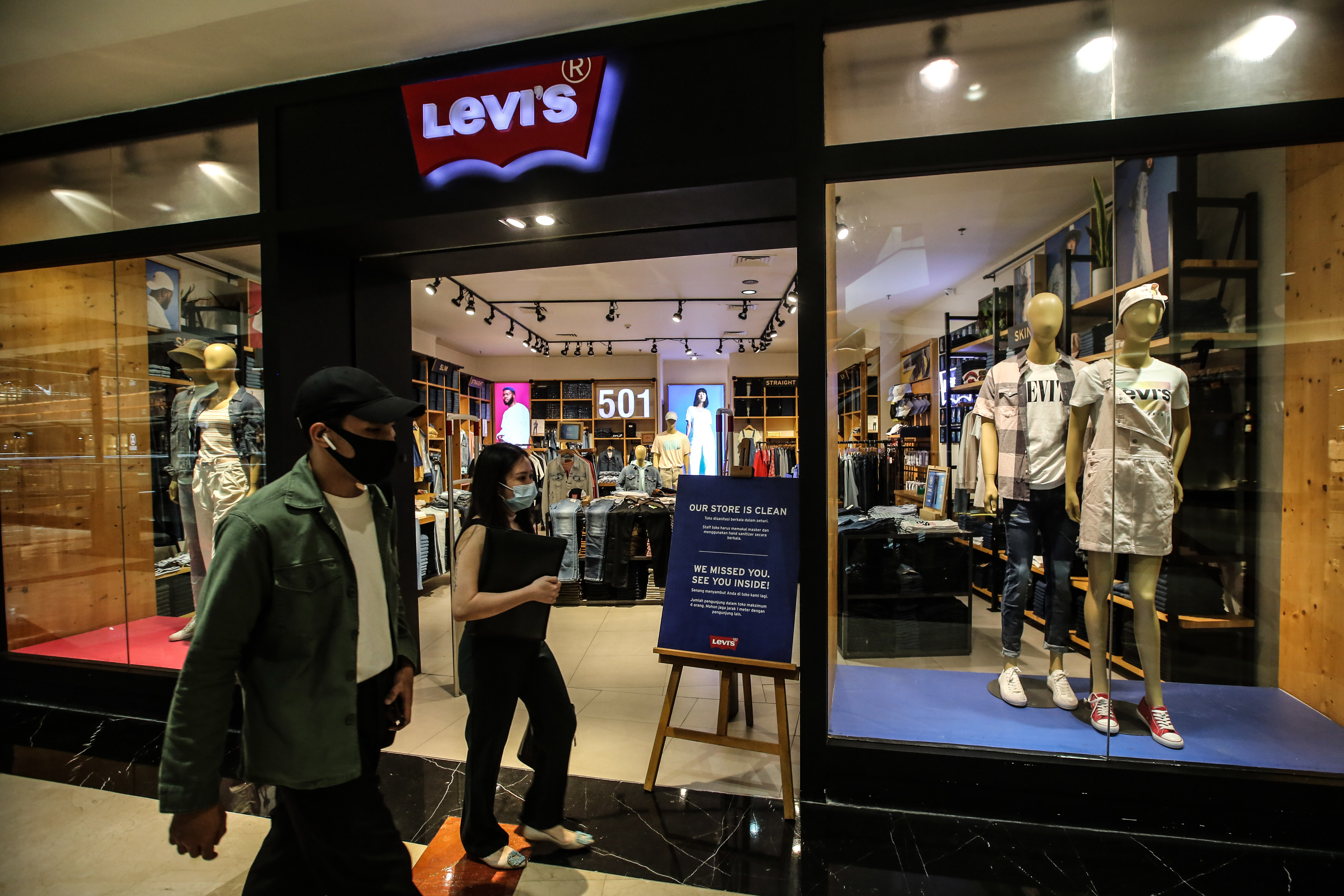 Pengunjung mal melewati toko Jeans Levi's di Pondok Indah Mall 2, Jakarta.