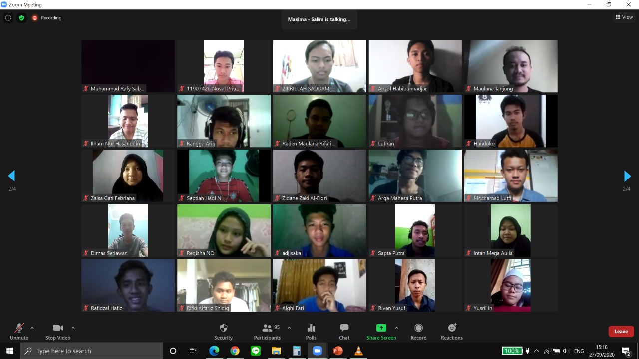 Para siswa SMK mendapat pelatihan persiapan kerja.