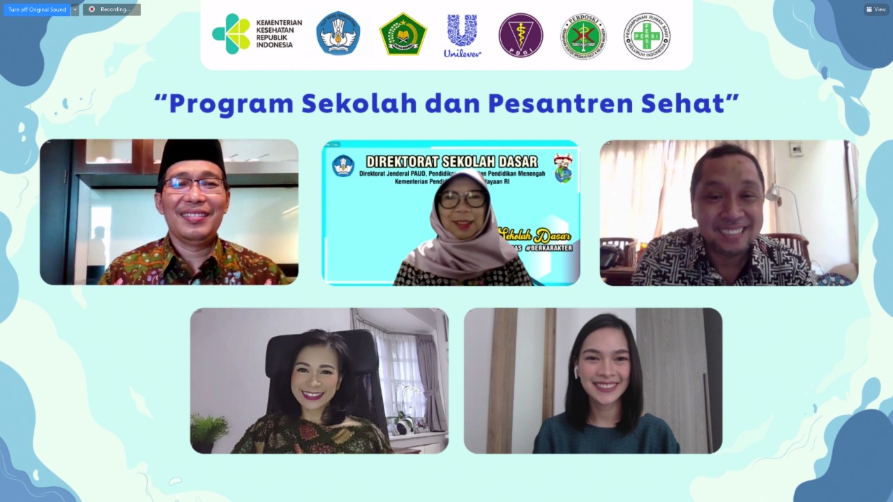 Program Sekolah dan Pesantren Sehat menjadi relevan di tengah pandemi covid-19.