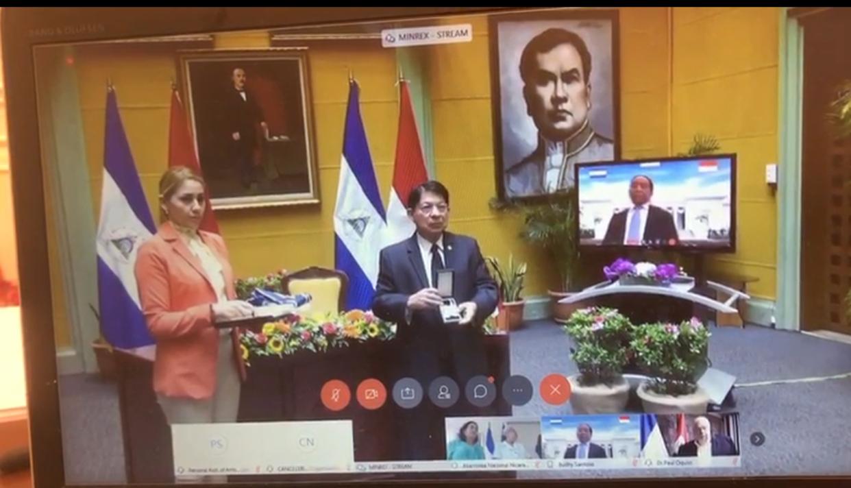 Menlu Nikaragua Denis Moncada Colindres (tengah) saat memberikan penghargaan kepada Dubes RI Budhy Santoso (tampak dalam layar monitor) 
