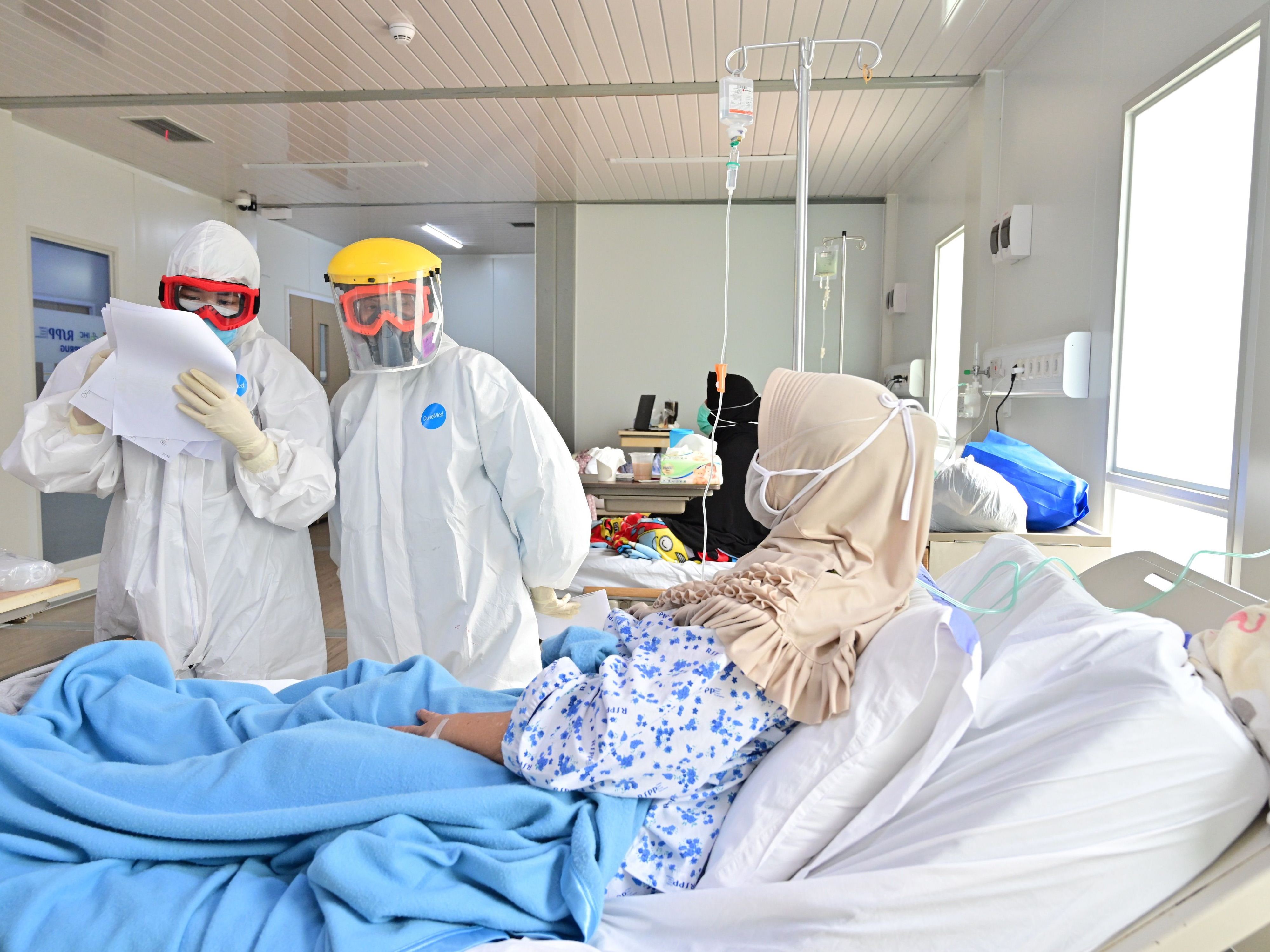 Dokter tengah mengunjungi pasien covid-19.