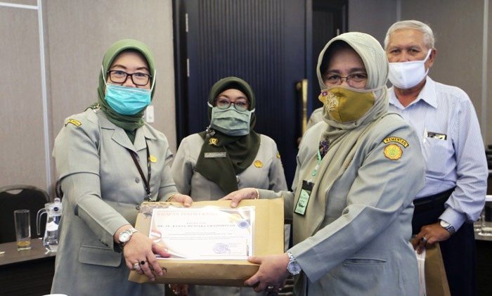 Kapusluh Leli Nuryati (kanan) menerima hasil rumusan Rapat KPPN disaksikan Sekretaris BPPSDMP Siti Munifah (tengah).