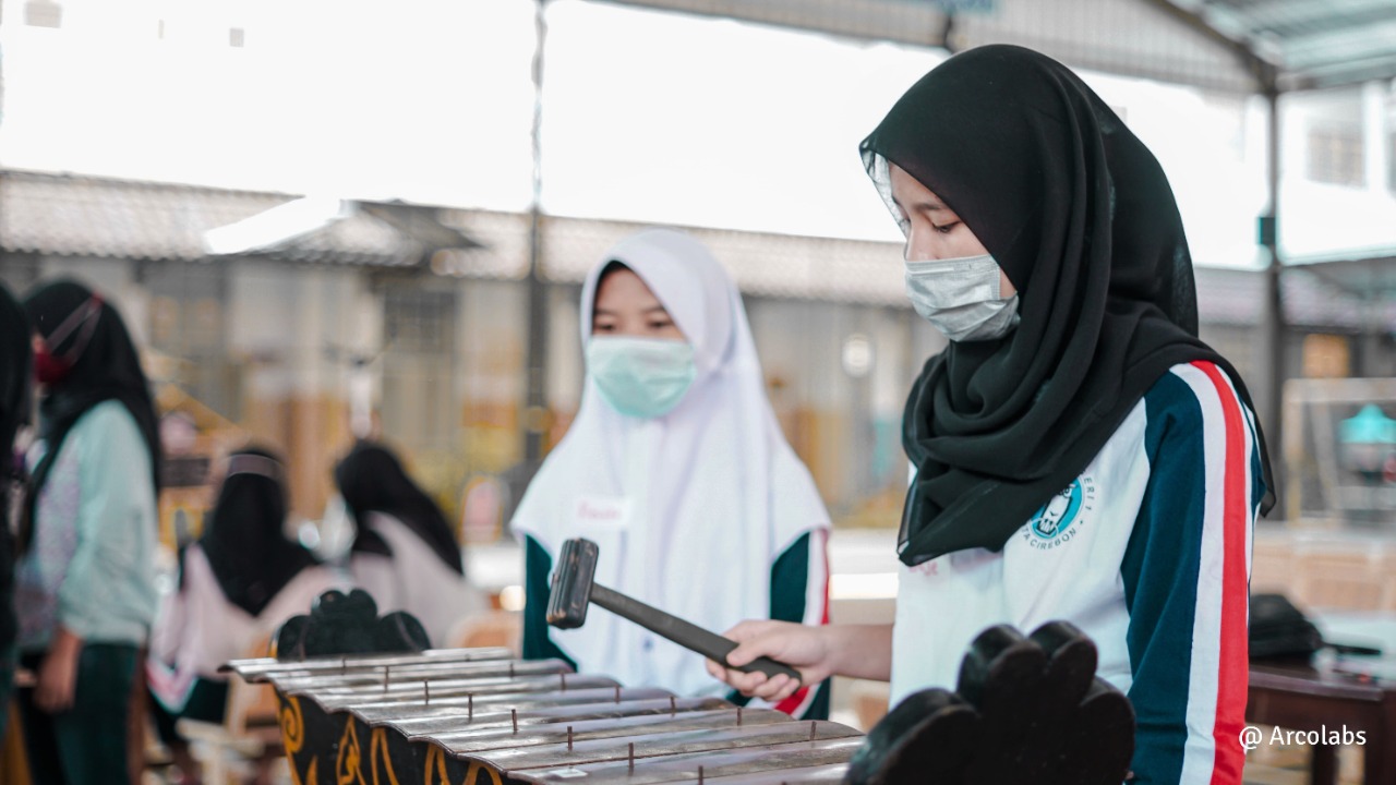 Siswa memadukan kesenian tradisional Cirebon berupa Gamelan dengan teknologi 