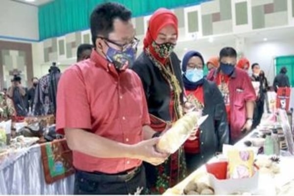 Wali Kota Malang Sutiaji dan Ketua Tim Penggerak PKK Kota Malang Widayati Sutiaji melihat produk makanan UMKM, Sabtu (12/9). 